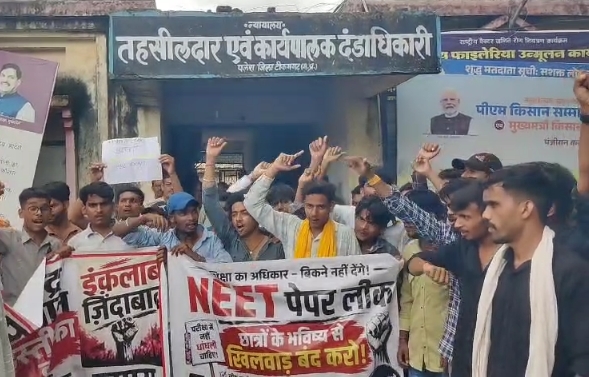 पलेरा में छात्रों का प्रदर्शन, नीट मामले को लेकर शिक्षा मंत्री के इस्तीफे की मांग