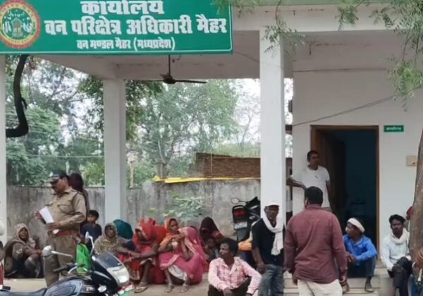 मैहर में बिरसा मुंडा प्रतिमा हटाने पर विवाद, विरोध प्रदर्शन के बाद वन विभाग ने लौटाई मूर्ति