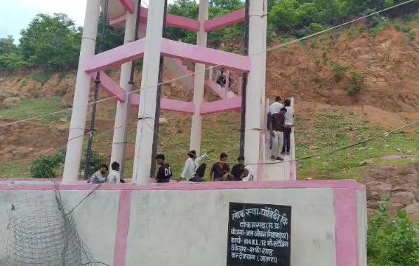 पानी की समस्या को लेकर महिलाओं का अनोखा प्रदर्शन, टीकमगढ़ के थर गांव में टंकी पर चढ़ीं ग्रामीण महिलाएं