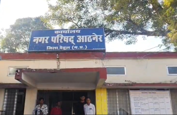 बैतूल के आठनेर में अतिक्रमण हटाने की कार्रवाई पर उठे सवाल, फल विक्रेताओं की रोज़ी-रोटी पर संकट