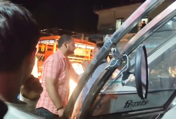निवाड़ी में ई-रिक्शा चालक के साथ बीच सड़क मारपीट, घटना का वीडियो सोशल मीडिया पर वायरल