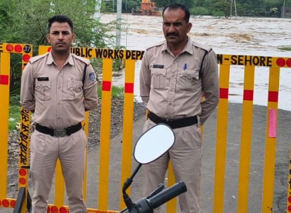 सीहोर में ढाकनी-मुगली मार्ग पर जलभराव, प्रशासन ने सुरक्षित मार्ग अपनाने की अपील की