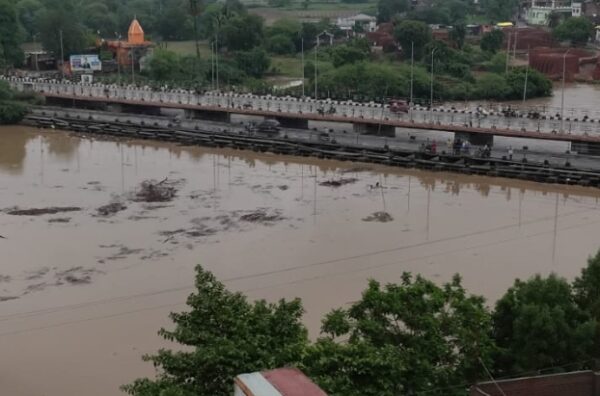 आष्टा में रातभर की बारिश से बाढ़ जैसे हालात, कई गांवों का संपर्क टूटा