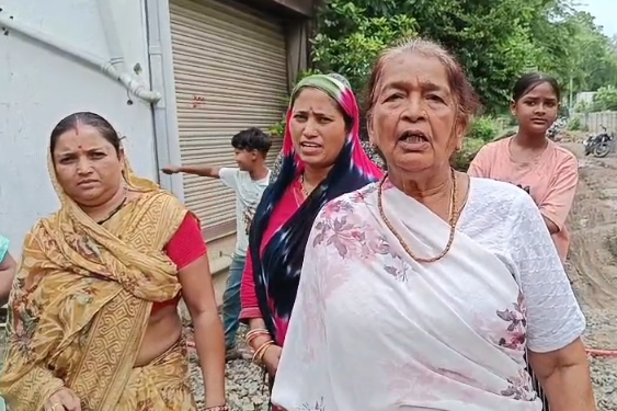 सीहोर के वार्ड क्रमांक-1 में सड़क और नाली निर्माण को लेकर लोगों का विरोध, वीडियो वायरल
