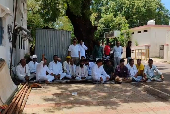शिवपुरी के पिछोर में कांग्रेस कार्यकर्ताओं पर हमले के विरोध में धरना, न्याय की मांग तेज