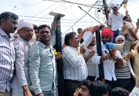 सीहोर में मूंग खरीदी को लेकर किसानों का उग्र प्रदर्शन, हाईवे पर चक्काजाम से यातायात प्रभावित
