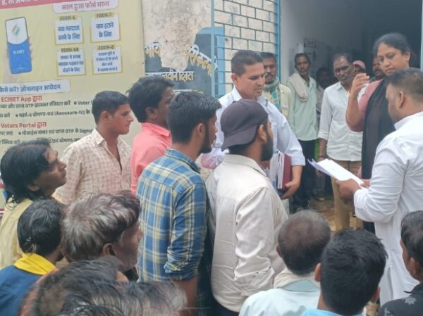कटनी: जमीन उद्योग विभाग को देने के प्रस्ताव का विरोध, ग्रामीण बोले- नहीं देंगे भूमि, जरूरत पड़ी तो करेंगे आंदोलन