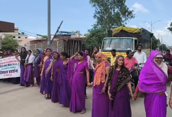 सीहोर में आशा कार्यकर्ताओं का प्रदर्शन, मानदेय और लंबित मांगों को लेकर कलेक्टोरेट के सामने चक्का जाम