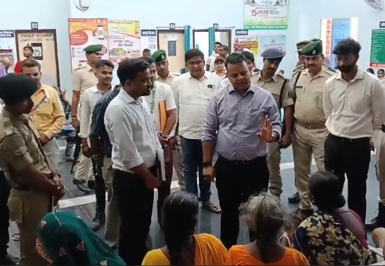 गोपालगंज में डीएम का मॉडल सदर अस्पताल में औचक निरीक्षण, स्वास्थ्य सेवाओं की व्यवस्थाओं का लिया जायजा