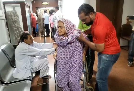 सीहोर में 95 वर्षीय बुजुर्ग महिला पहुंची जनसुनवाई, बेटों से भरण-पोषण की लगाई गुहार
