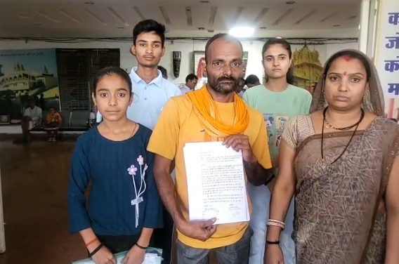 सीहोर में दिव्यांग व्यक्ति ने लगाया आरोप, दबंगों के डर से नहीं बना पा रहे प्रधानमंत्री आवास
