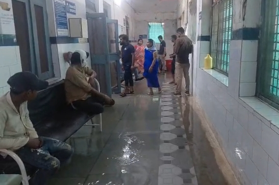 पन्ना जिला अस्पताल में भरा बारिश का पानी, प्रसूता और मरीजों की बढ़ी परेशानी