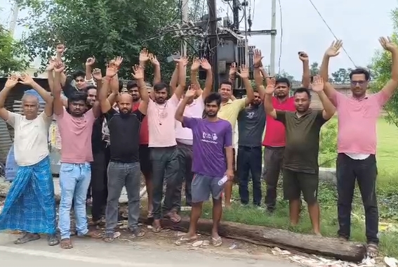 सीवान में जले ट्रांसफार्मर को लेकर ग्रामीणों का प्रदर्शन, रिश्वत मांगने का लगाया आरोप
