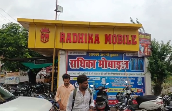 निवाड़ी में मोबाइल दुकान में चोरी, दीवार तोड़कर घुसे चोर लाखों के मोबाइल लेकर फरार
