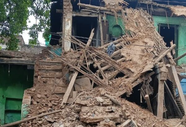 बुरहानपुर में जर्जर मकानों पर नगर निगम की कार्रवाई, दाउदपुरा में बुलडोजर से गिराया खतरनाक भवन
