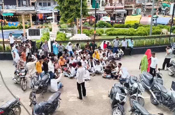 श्योपुर में बढ़ते अपराधों के खिलाफ सर्व समाज का प्रदर्शन, घंटी-झालर बजाकर पुलिस प्रशासन का जताया विरोध
