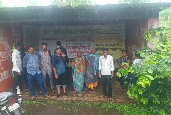 बुरहानपुर में जर्जर यात्री प्रतीक्षालय बना खतरा, हादसे की आशंका से ग्रामीण परेशान