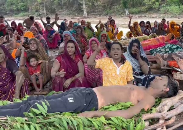 केन-बेतवा लिंक परियोजना के विस्थापितों का ‘चिता आंदोलन’ जारी, छठवें दिन भी प्रदर्शन तेज