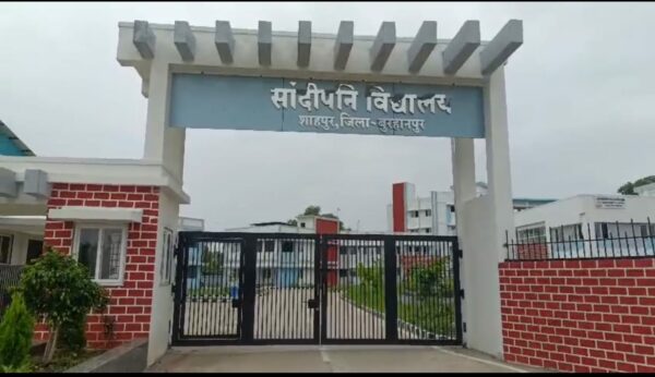 बुरहानपुर का सांदीपनि विद्यालय सवालों के घेरे में, बच्चों से सफाई, शिक्षक की कमी और बंद लैब ने खोली व्यवस्थाओं की पोल