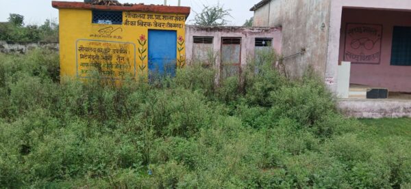 जेवर के सरकारी स्कूल में मिड-डे मील और व्यवस्थाओं पर उठे सवाल, छात्रों ने कलेक्टर से की कार्रवाई की मांग