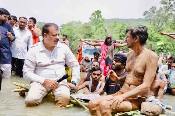 केन-बेतवा परियोजना: प्रभावितों से मिले उमंग सिंघार, बोले- न्याय मिलने तक कांग्रेस का संघर्ष जारी रहेगा