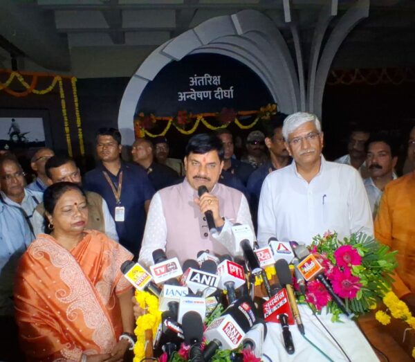 भोपाल के आंचलिक विज्ञान केंद्र में अंतरिक्ष अन्वेषण दीर्घा का मुख्यमंत्री डॉ. मोहन यादव ने किया अवलोकन