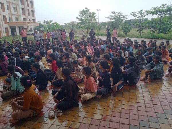 कटनी के सरस्वाही कन्या छात्रावास में छात्राओं का प्रदर्शन, दूषित पानी और नाश्ते से 9 की तबीयत बिगड़ी