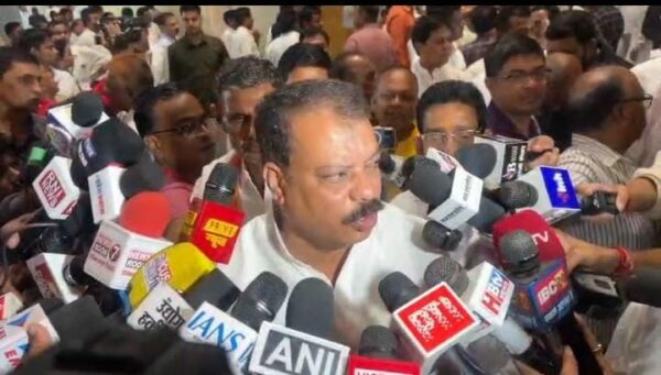 विधानसभा में किसानों के मुद्दों पर कांग्रेस का प्रदर्शन, उमंग सिंघार ने सरकार को घेरा