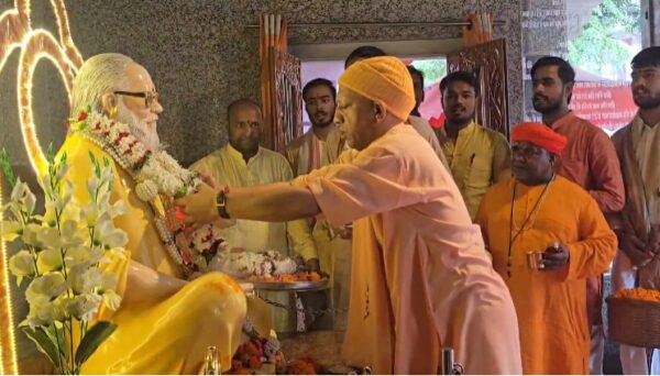 गुरु पूर्णिमा पर गोरखनाथ मंदिर में उमड़ी आस्था, मुख्यमंत्री योगी आदित्यनाथ ने निभाई गुरु परंपरा