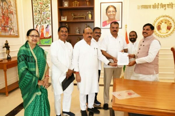 आदिवासी मुद्दों को लेकर सीएम से मिला कांग्रेस प्रतिनिधिमंडल, उमंग सिंघार ने अधिकारों की रक्षा का किया संकल्प