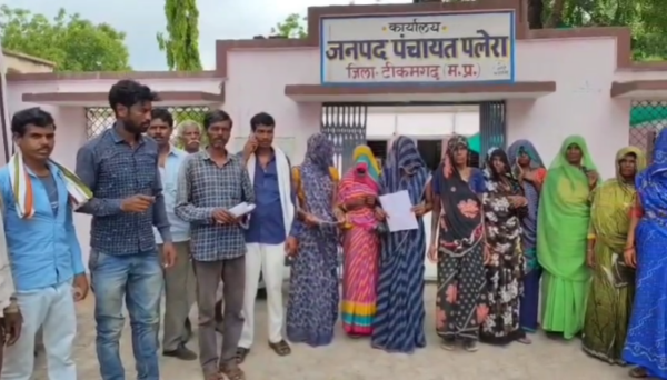 पथरीगढ़ के ग्रामीणों ने उठाई मूलभूत सुविधाओं की मांग, सीईओ जनपद को सौंपा ज्ञापन