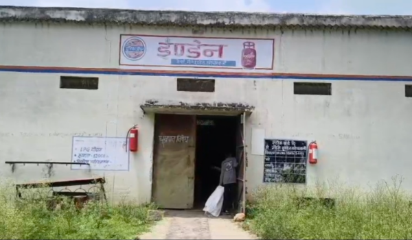 गैस सिलेंडर के लिए जंग! 20-30 किमी दूर से पहुंचे उपभोक्ता, एजेंसी की खोली व्यवस्था की पोल