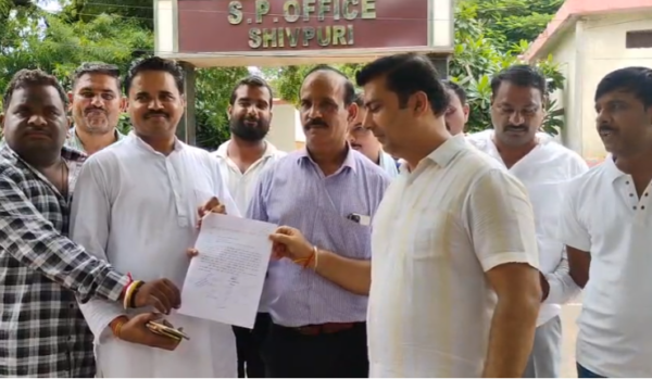 शिवपुरी में बस ऑपरेटरों का प्रदर्शन, SP को सौंपा ज्ञापन