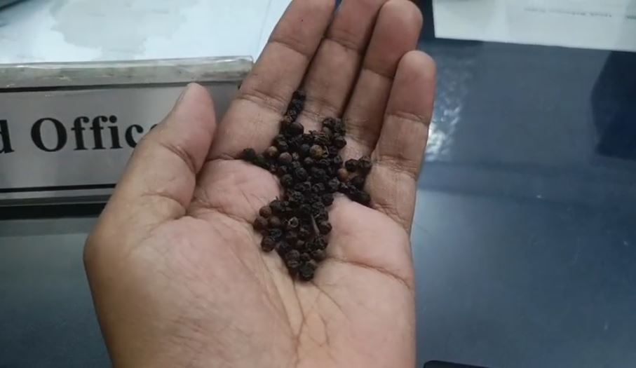 सावधान आपकी रसोई तक पहुंच सकती थी मिलावटी काली मिर्च