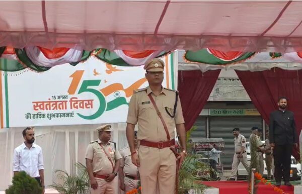 स्वतंत्रता दिवस पर बुरहानपुर में शान से लहराया तिरंगा, कलेक्टर हर्ष सिंह ने किया ध्वजारोहण