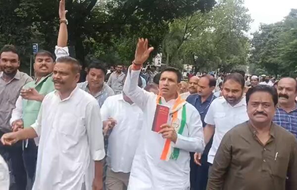 खड़गे के सम्मान को ठेस पहुंचाने के विरोध में भोपाल में कांग्रेस का सत्याग्रह मार्च