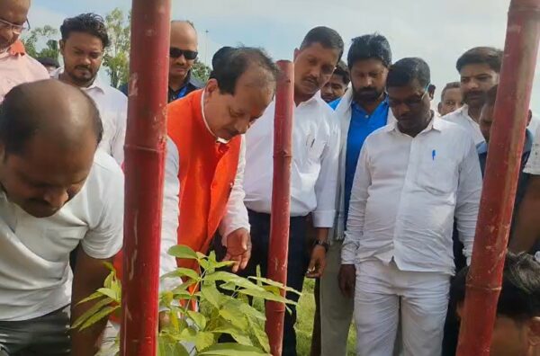 अटल बिहारी वाजपेयी की पुण्यतिथि पर लखीसराय में कृषि मंत्री विजय सिन्हा ने किया पौधरोपण