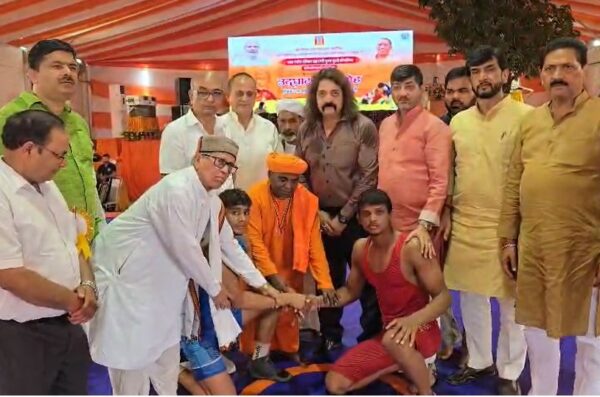 गोरखनाथ मंदिर में नागपंचमी पर दो दिवसीय कुश्ती प्रतियोगिता का आगाज, पहलवानों ने दिखाया दमखम