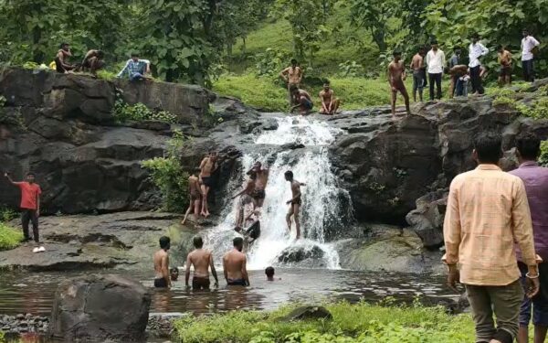 बुरहानपुर के घाघर कुंड में प्रकृति का अद्भुत नजारा, 15 फीट ऊंचा झरना बना आकर्षण