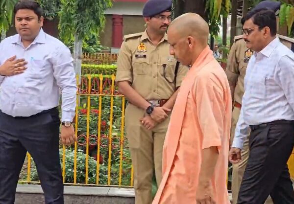 गोरखनाथ मंदिर में सीएम योगी का जनता दर्शन, करीब 180 फरियादियों की सुनी समस्याएं