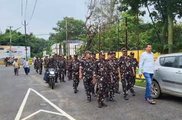 वेतन भुगतान की मांग को लेकर सुरक्षा गार्डों का प्रदर्शन, डीएम को सौंपा ज्ञापन
