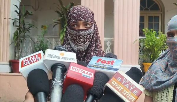 छात्राओं ने बढ़े बस किराये का किया विरोध, कलेक्टर से किराया कम कराने की मांग