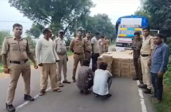 टीकमगढ़ में शराब तस्करी का भंडाफोड़, ट्रक से 281 पेटी शराब बरामद; दो आरोपी गिरफ्तार