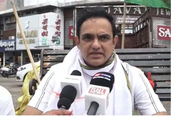 जंतर-मंतर पर छात्रों पर कथित पुलिस कार्रवाई के विरोध में भोपाल कांग्रेस का धरना