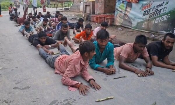 सावन के आखिरी सोमवार पर 3 KM की दंडवत यात्रा, महादेव की भक्ति में लीन दिखे सैकड़ों युवा