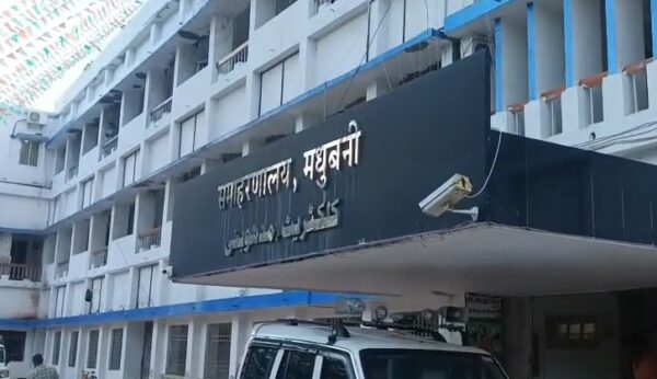 शिक्षा व्यवस्था की शर्मनाक तस्वीर, फूस की छत के नीचे पढ़ने को मजबूर 250 बच्चे