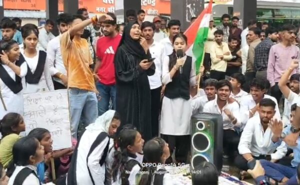 भेरूंदा में बस किराया कम कराने बारिश में धरने पर बैठीं छात्राएं