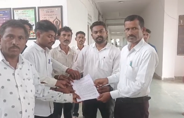 पन्ना में जर्जर बिजली लाइन और गिरे पोल से खतरा, ग्रामीणों ने कलेक्टर से लगाई गुहार