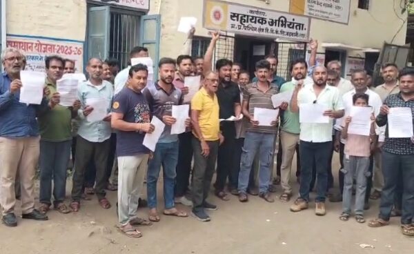 बड़वानी में स्मार्ट मीटर के बढ़े बिल से किसान परेशान, खेती छोड़ बिजली दफ्तर पहुंचे