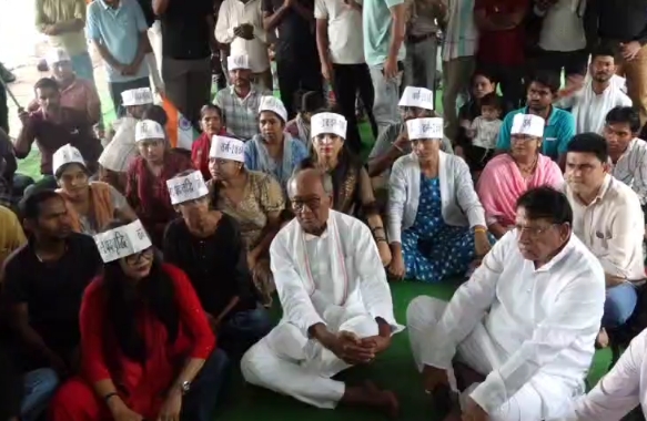 शिक्षक भर्ती पदवृद्धि की मांग को लेकर भोपाल में प्रदर्शन, दिग्विजय सिंह ने दी भूख हड़ताल की चेतावनी